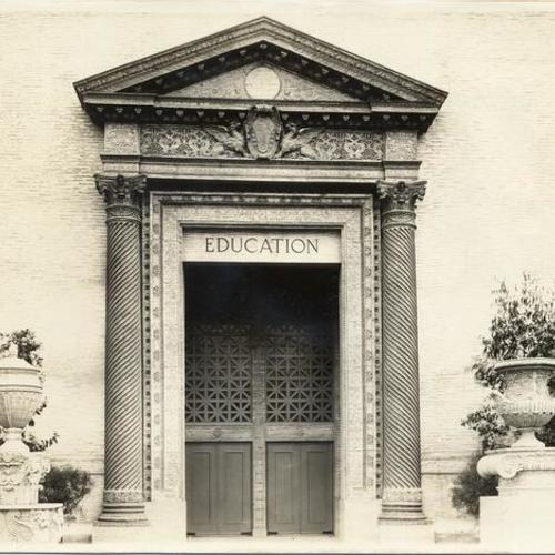 [East entrance to the Palace of Education at the Panama-Pacific International Exposition]