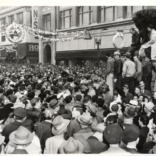 [Strikers gathered at Latham Square in Oakland]