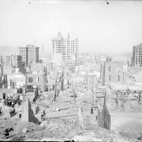 [People wander amidst rubble after 1906 earthquake and fire]