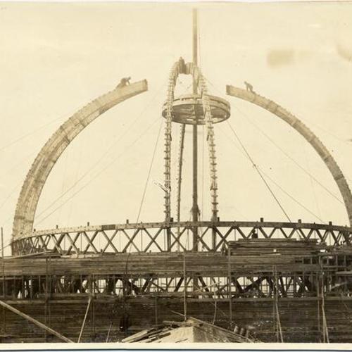 [Installation of dome ring on the Palace of Agriculture, Panama-Pacific International Exposition]
