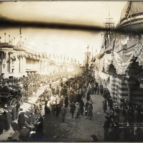 [Crowd watching parade in The Zone at the Panama-Pacific International Exposition]