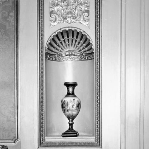 [Alcove with vase in a hallway of the Fox theater]