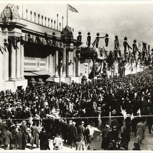 [Crowd of people in front of the Panama Canal building in The Zone at the Panama-Pacific International Exposition]