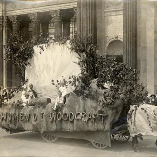 ["Women of Woodcraft" float in Fraternal Day parade at the Panama-Pacific International Exposition]