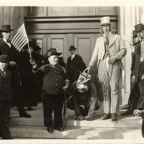 [Actors from Toyland exhibit at the Panama-Pacific International Exposition posing outside of Civic Auditorium]