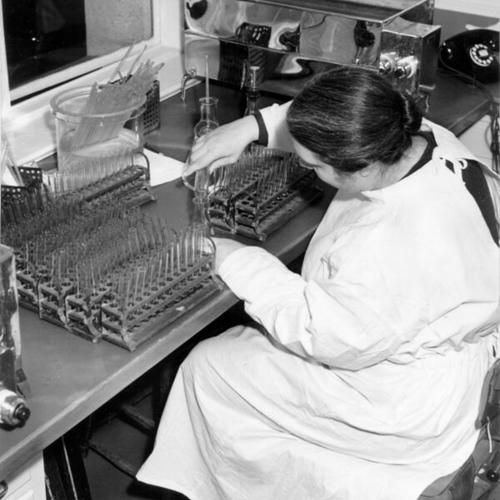 [Doris Lasater  working in a bacteriological laboratory at San Francisco Hospital]