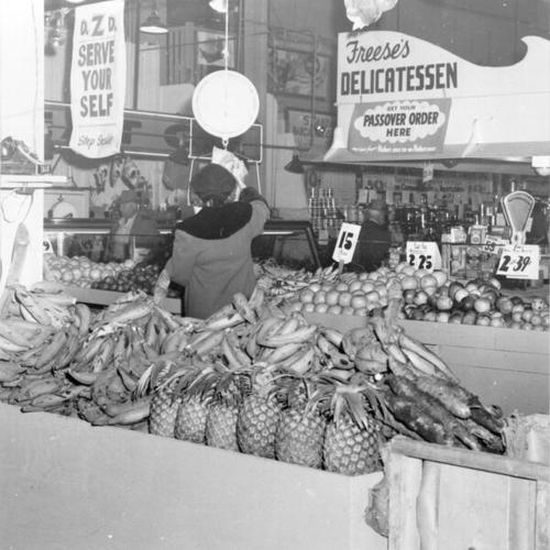 [Fruit on display at the Crystal Palace Market]