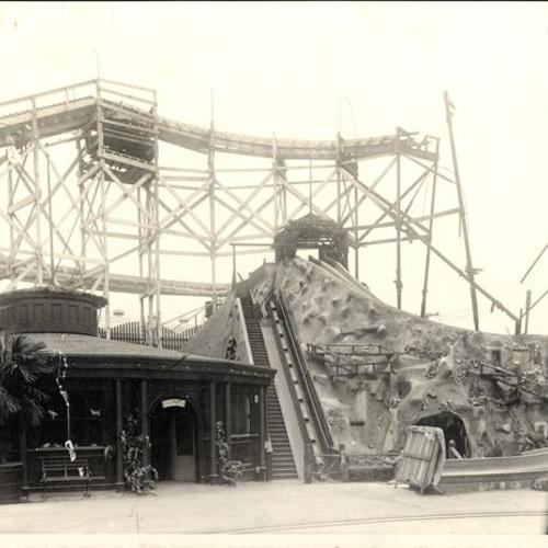 [The Chutes at Fillmore and Eddy streets seriously damaged by a fire on May 29, 1911]