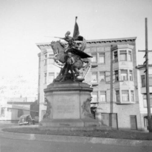 [California Volunteers Monument at Dolores Avenue and Market Street]