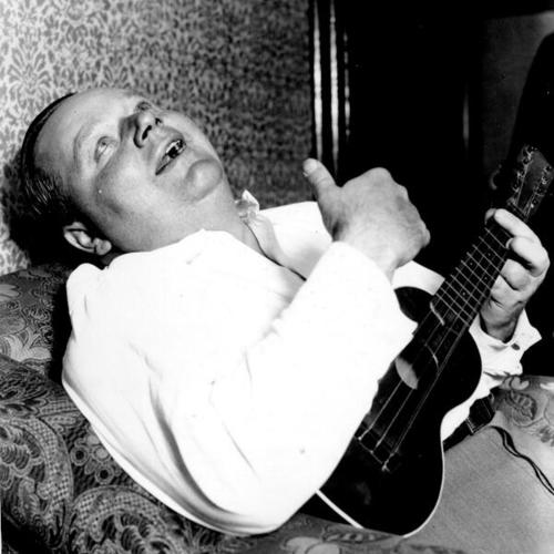 [Fatty Arbuckle relaxes with guitar in Chicago]