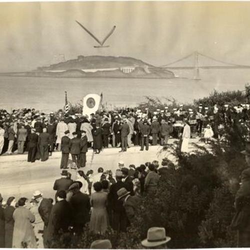 [Crowd assembles on Telegraph Hill for the unveiling a bench dedicated to Guglielmo Marconi]
