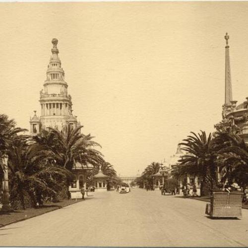 [Avenue of Palms at the Panama-Pacific International Exposition]