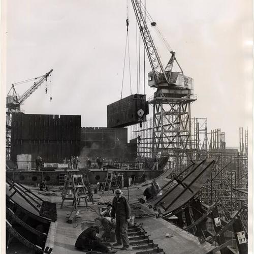 [Workers constructing a ship at Bethlehem Pacific's San Francisco shipyard]