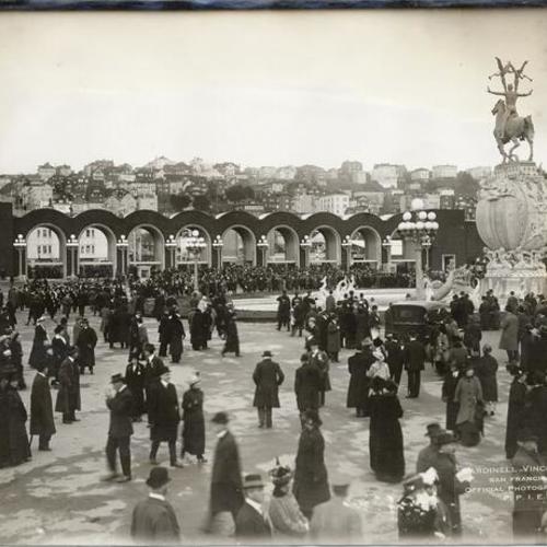[Crowd near the Scott Street entrance on opening day of the Panama-Pacific International Exposition]
