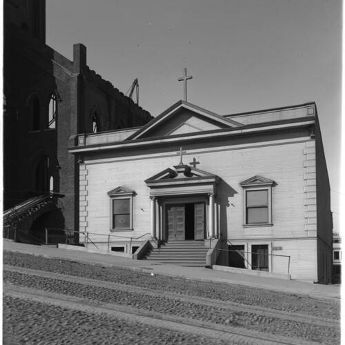 St. Mary's Church on California Street next to Old Saint Mary's