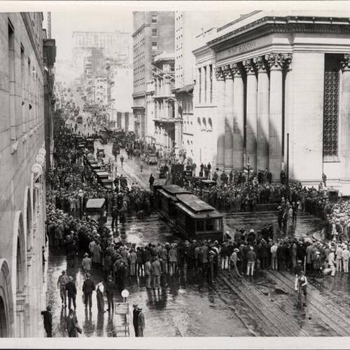 [Crowd gathered around scene of Cable Car accident at California Street and Sansome]