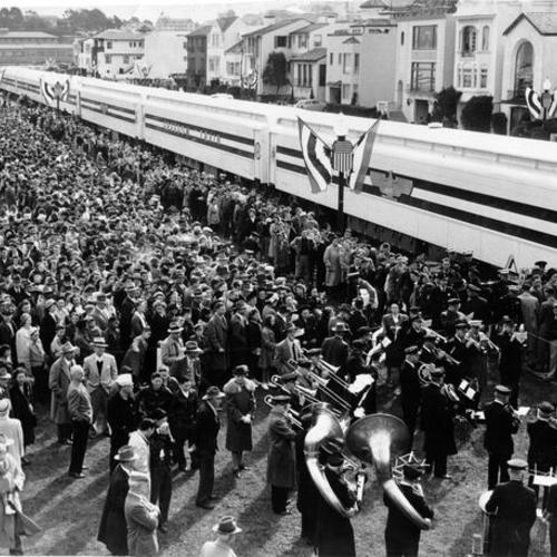 [Crowds of people lined up at the Marina to take a tour of the Freedom Train]