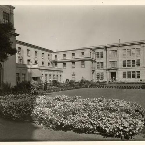 [Faculty house and lawn of St. Ignatius College]