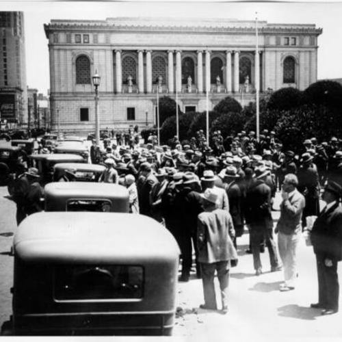 [Main Library, crowd gathered for Mooney pardon hearing, July 29, 1930]