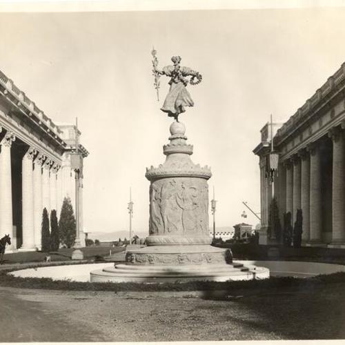 [Fountain of Ceres by Evelyn Beatrice Longman at the Panama-Pacific International Exposition]