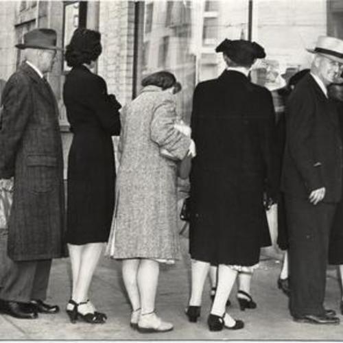 [Customers on line to buy bread at a bakery on Van Ness Avenue during bakery drivers' strike]