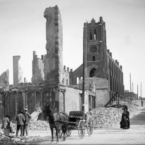 [Ruins of Old St. Mary's Church as seen from Sacramento Street after 1906 earthquake]