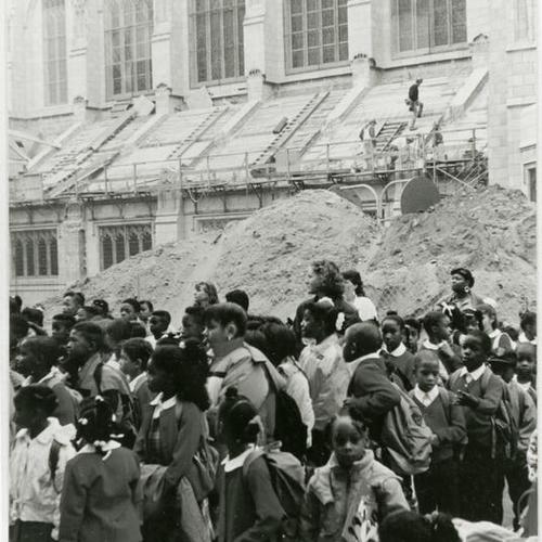 [Children present during reconstruction of Saint Dominic's Church after 1989 earthquake]