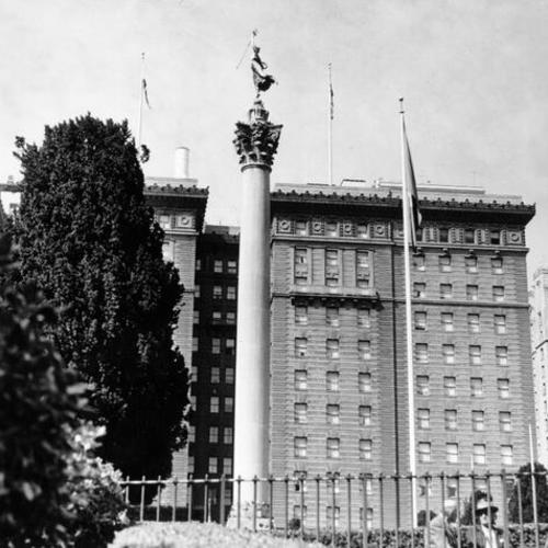 [Dewey monument topped by the figure of Victory in Union Square]