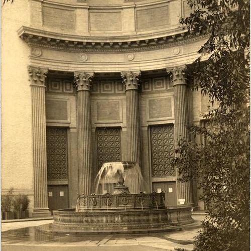 [Fountain at the entrance to the Palace of Education at the Panama-Pacific International Exposition]