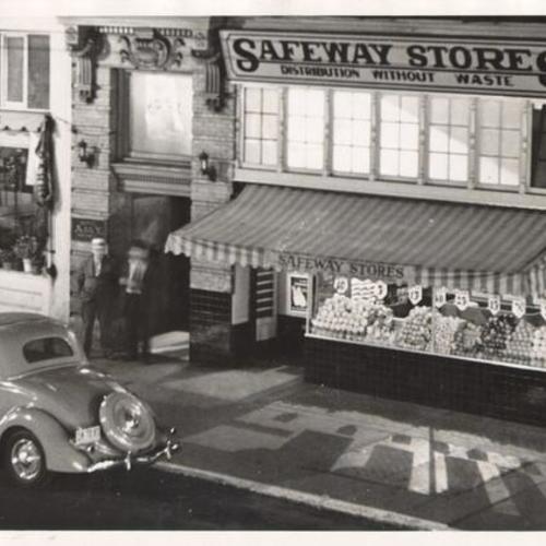 [Exterior of Safeway grocery store]