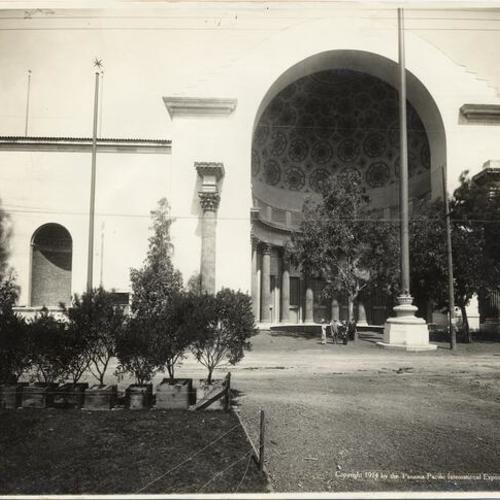 [Main entrance to the Palace of Education at the Panama-Pacific International Exposition]