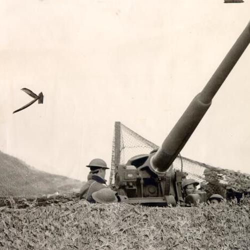 [Camouflaged three-inch anti-aircraft gun at Fort Funston]