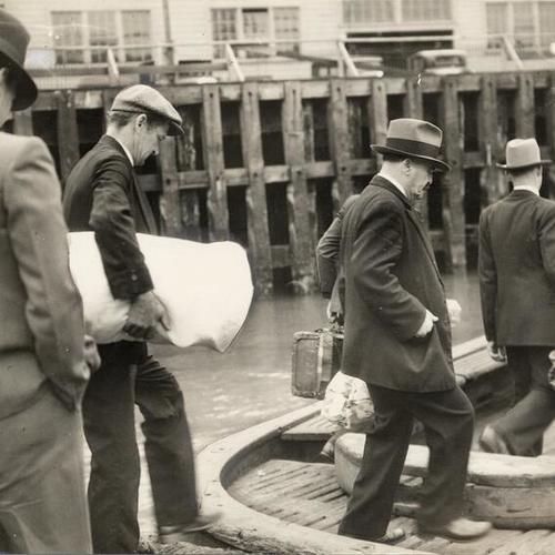[Longshoremen going back to work after the strike of 1934]