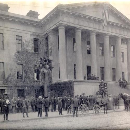 [Line of people waiting to cash in at old Mint building at Fifth and Mission street on first day of operation]