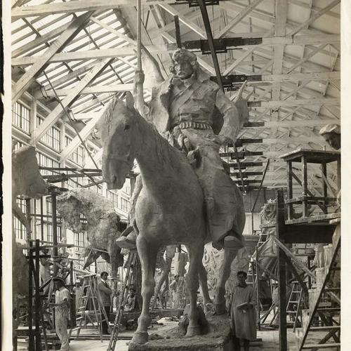[Construction of "French Trapper" sculpture for the Panama-Pacific International Exposition]