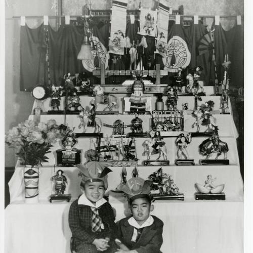 [Boys with ornament display at Laguna Street in 1938]