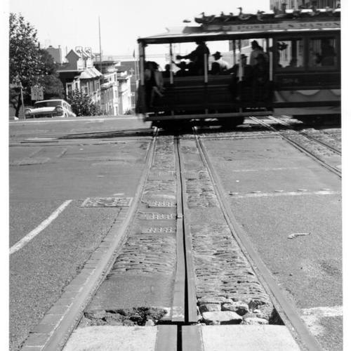 [Powell Street cable car crossing California Street]