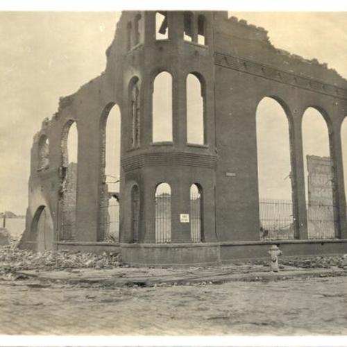 [Ruins of the Armory destroyed by the 1906 earthquake and fire]