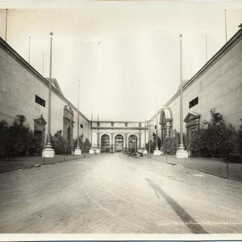 [Avenue between Palace of Education and Palace of Food Products at the Panama-Pacific International Exposition]