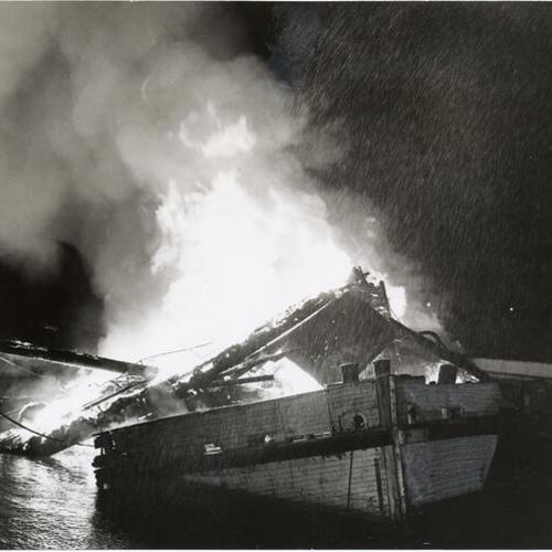 [Riverboat "Fort Sutter" on fire at Aquatic Park]
