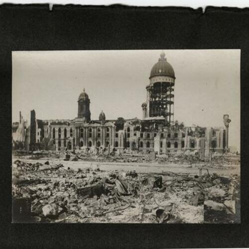 City Hall in ruins after of the 1906 earthquake and fire
