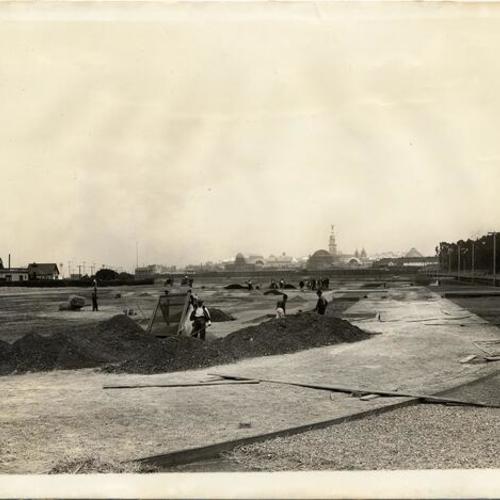 [Construction of race track for Vanderbilt Cup Race at the Panama-Pacific International Exposition]