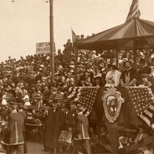 [Viewing stand honoring Balboa (Ralph Phelps representing Vasco Núñez de Balboa), Parade from Portola Festival, October 1913]