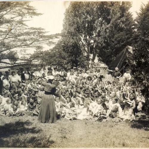 [Estelle Carpenter teaching a class in Golden Gate Park after the 1906 earthquake and fire]