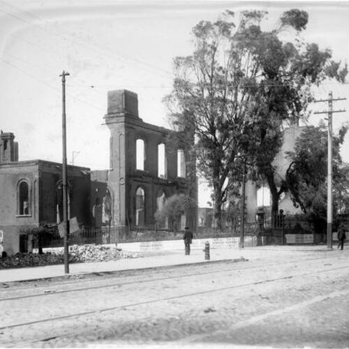 [Folsom between 2nd and 3rd Streets, damage from 1906 Earthquake and Fire]