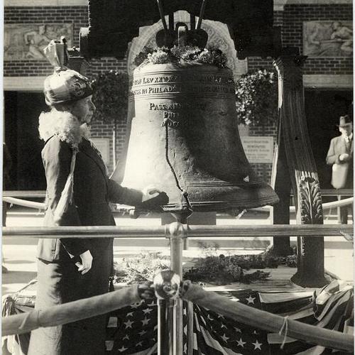 [Liberty Bell on display at the Pennsylvania State Building, Panama-Pacific International Exposition]