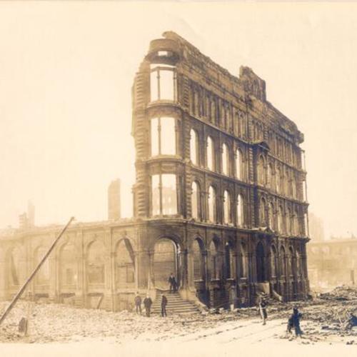 [Wells Fargo Nevada National Bank building, at the intersection of Market and Sansome Streets, after the 1906 earthquake]