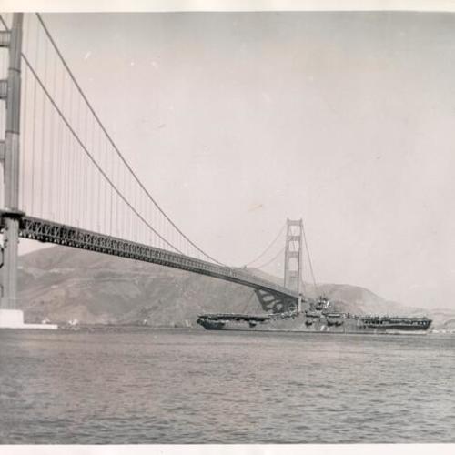 [Aircraft carrier Yorktown passing underneath the Golden Gate Bridge]