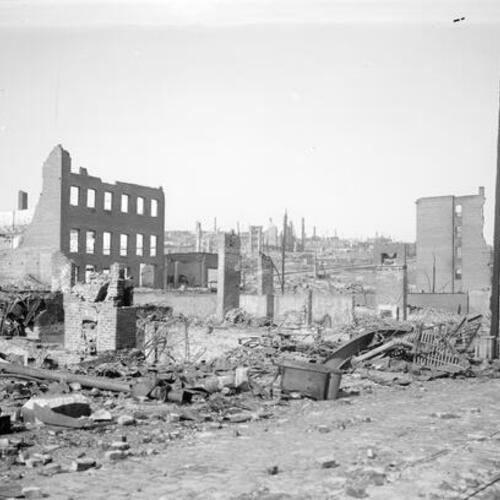 [Desolation in the wake of the 1906 earthquake and fire]