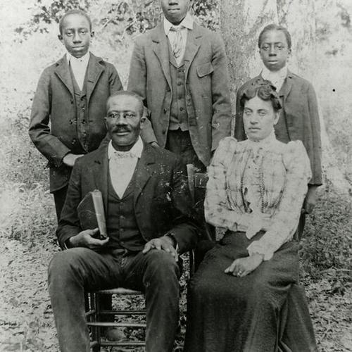 [Alonzo's unidentified family in Horse Cove, Kentucky]